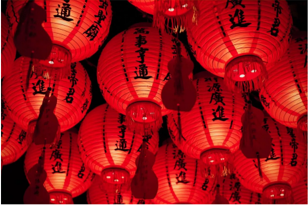 Rote Lampions mit chinesischen Schriftzeichen