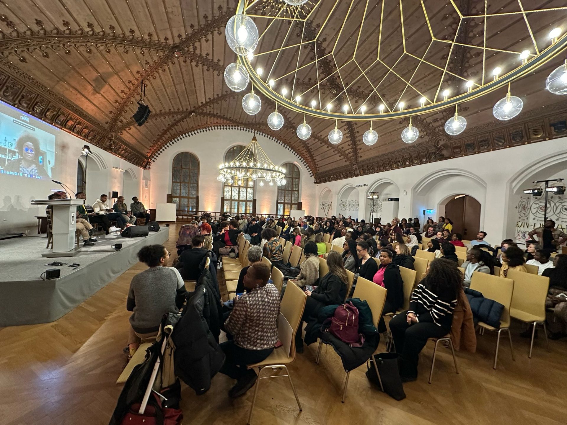 Das Bild zeigt die Menge der Teilnehmenden am AfroForum München im Alten Rathaus am 2. Februar 2024