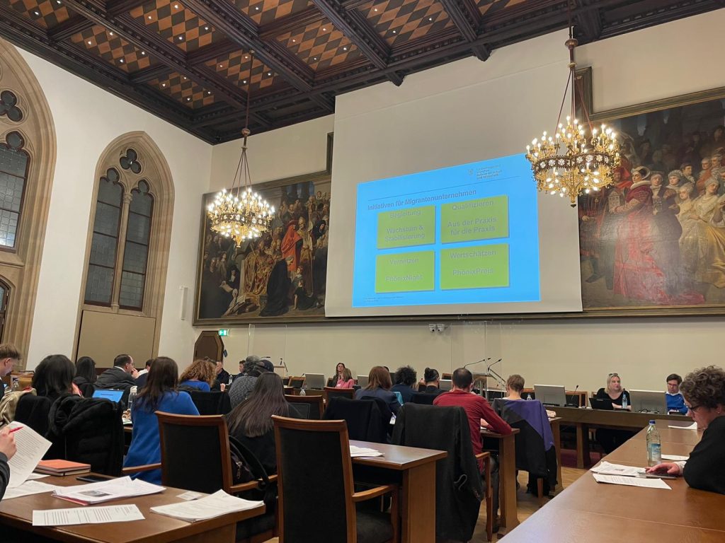 Bild zeigt den großen Sitzungssaal bei der Vollversammlung des Migrationsbeirats am 26.02.2024 im Neuen Rathaus München
